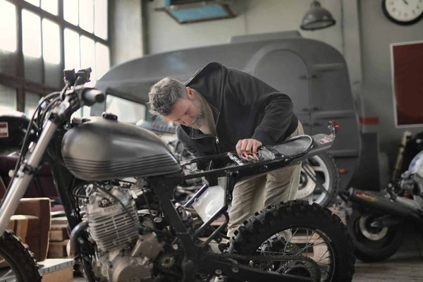 Quelles sont les étapes pour remplacer une bougie de préchauffage de moto diesel ?
